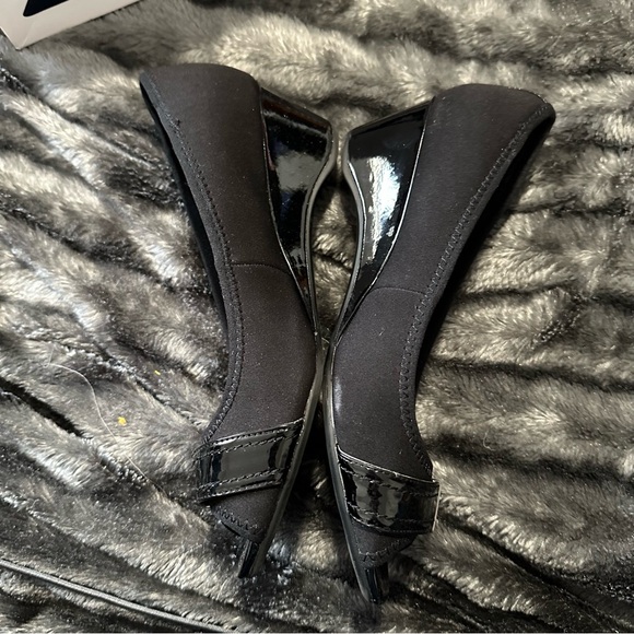 Anne Klein Black Open Toe 9.5M Classic Buckle Wedding Elegant Timeless Prom - Picture 3 of 5